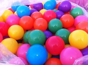 playgrounds-colour-plastic-ball-10