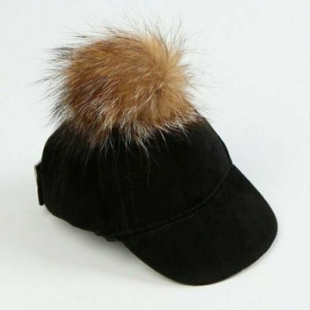 kepka-dly-kukol-s-mekovym-pomponom-tvet-cernyi